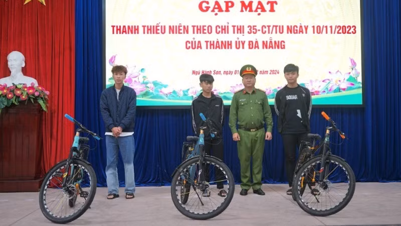Công an quận Ngũ Hành Sơn, thành phố Đà Nẵng gặp mặt, tặng xe đạp cho các em thanh thiếu niên có nhiều tiến bộ trong việc tu dưỡng, rèn luyện. (Ảnh: Công an quận Ngũ Hành Sơn) Công an quận Ngũ Hành Sơn, thành phố Đà Nẵng gặp mặt, tặng xe đạp cho các em thanh thiếu niên có nhiều tiến bộ trong việc tu dưỡng, rèn luyện. (Ảnh: Công an quận Ngũ Hành Sơn)