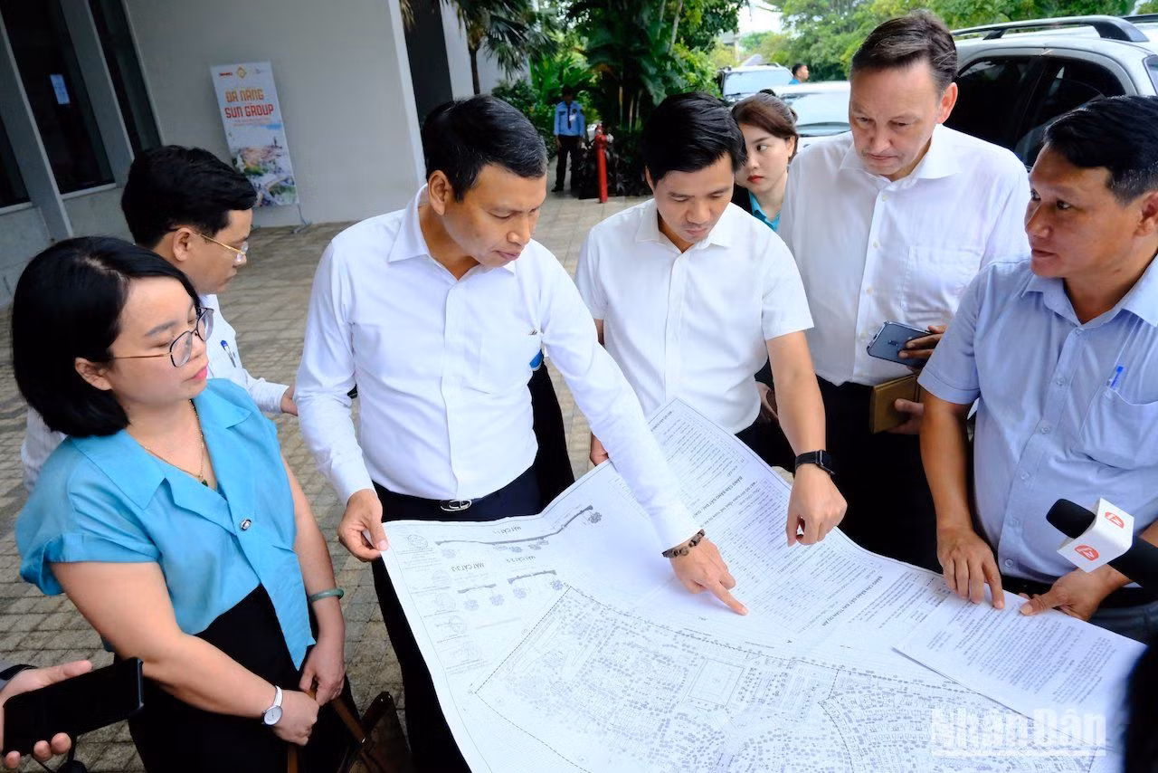 Ông Hồ Kỳ Minh, Phó Chủ tịch Thường trực Ủy ban nhân dân thành phố Đà Nẵng và đoàn công tác đã tiến hành kiểm tra thực tế một số dự án du lịch, nghỉ dưỡng ven biển Đà Nẵng. Ông Hồ Kỳ Minh, Phó Chủ tịch Thường trực Ủy ban nhân dân thành phố Đà Nẵng và đoàn công tác đã tiến hành kiểm tra thực tế một số dự án du lịch, nghỉ dưỡng ven biển Đà Nẵng.