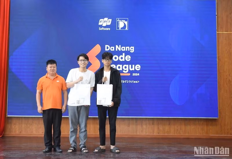 Các sinh viên Trường đại học Bách khoa tham gia phần khởi động cuộc thi sáng ngày 6/5. Ảnh ANH ĐÀO