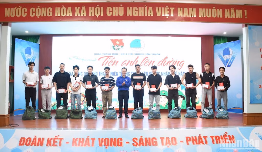 Đồng chí Trần Văn Hiếu, Bí thư Đoàn, Chủ tịch Hội Liên hiệp Thanh niên phường Tam Thuận, trao Huy hiệu Đoàn và quà lưu niệm cho các tân binh trước khi lên đường nhập ngũ chiều ngày 21/2. Ảnh: ANH ĐÀO Đồng chí Trần Văn Hiếu, Bí thư Đoàn, Chủ tịch Hội Liên hiệp Thanh niên phường Tam Thuận, trao Huy hiệu Đoàn và quà lưu niệm cho các tân binh trước khi lên đường nhập ngũ chiều ngày 21/2. Ảnh: ANH ĐÀO