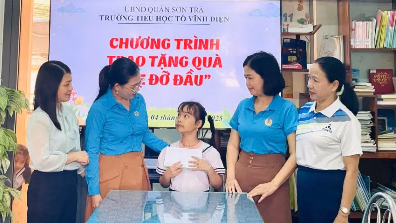 Thực hiện Chương trình “Mẹ đỡ đầu”, Công đoàn Trường tiểu học Hai Bà Trưng, quận Sơn Trà tổ chức trao quà đợt 1 năm 2025 cho em Lê Diệp Anh Thư, học sinh lớp 2/3.