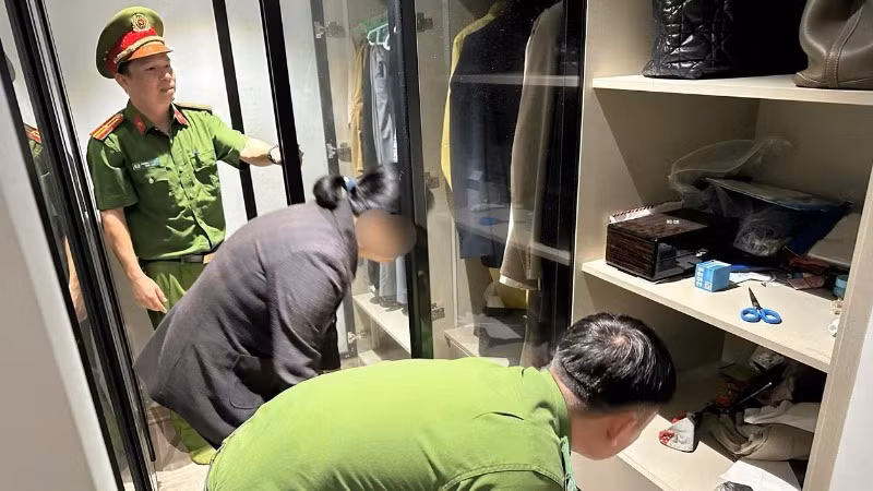 Cơ quan điều tra khám xét nơi ở của "nữ đại gia" Huỳnh Thị Thanh H. (Ảnh: Công an cung cấp)