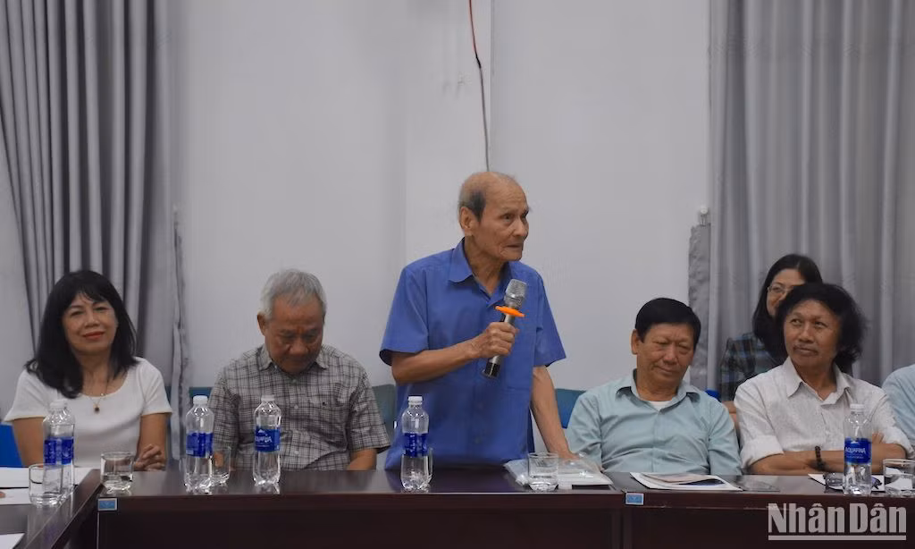 Nhà thơ Thanh Quế, tác giả của nhiều tác phẩm viết cho thiếu nhi, chia sẻ tại buổi gặp gỡ. (Ảnh: ANH ĐÀO)
