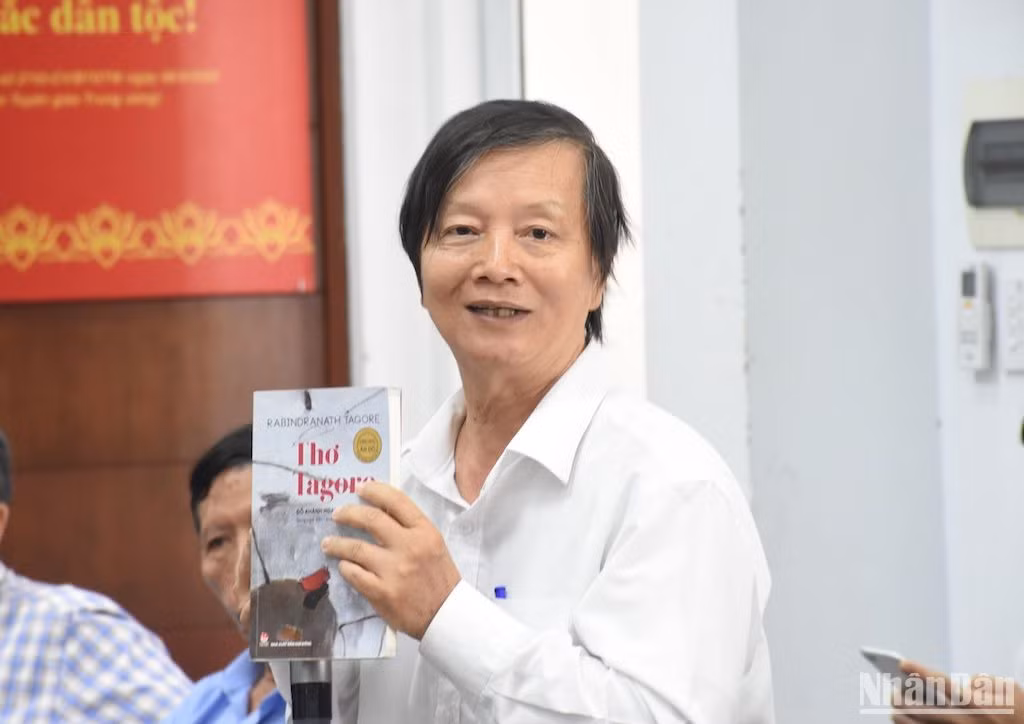 Nhà thơ - dịch giả Bùi Xuân với nhiều tác phẩm văn học dịch do Nhà xuất bản Kim Đồng in, phát hành trong những năm qua. (Ảnh: ANH ĐÀO)