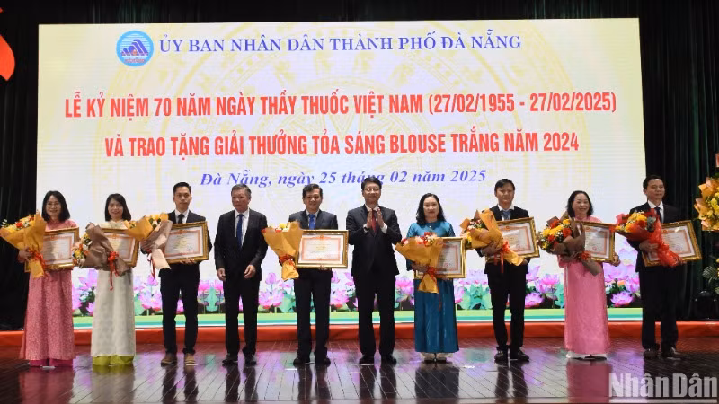 Dịp này có 8 cá nhân được nhận Bằng khen của Thủ tướng Chính phủ. (Ảnh: ANH ĐÀO) Dịp này có 8 cá nhân được nhận Bằng khen của Thủ tướng Chính phủ. (Ảnh: ANH ĐÀO)