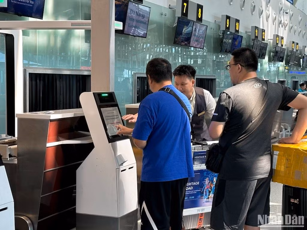 Sau khi làm thủ tục tự gửi hành lý, hành khách in thẻ và dán thẻ lên hành lý và đặt hành lý lên băng chuyền. Sau khi làm thủ tục tự gửi hành lý, hành khách in thẻ và dán thẻ lên hành lý và đặt hành lý lên băng chuyền.