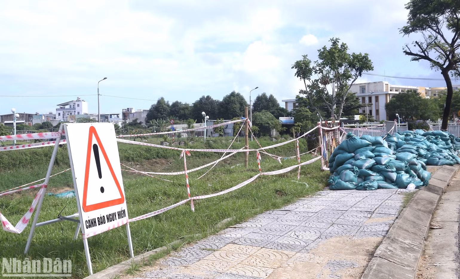 Ghi nhận thực tế của phóng viên ngày hôm nay (6/11), đoạn sạt lở kéo dài hàng chục mét, lan rộng đến sát vỉa hè đường Yên Khê 2 (phường Thanh Khê Tây, quận Thanh khê, thành phố Đà Nẵng). Ghi nhận thực tế của phóng viên ngày hôm nay (6/11), đoạn sạt lở kéo dài hàng chục mét, lan rộng đến sát vỉa hè đường Yên Khê 2 (phường Thanh Khê Tây, quận Thanh khê, thành phố Đà Nẵng).