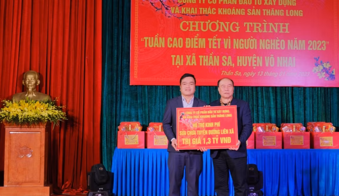 Ông Nguyễn Huy Quý, Tổng Giám đốc Công ty cổ phần Đầu tư xây dựng và Khai thác khoáng sản Thăng Long tài trợ 1,3 tỷ đồng sửa chữa đường liên xã Thần Sa. Ông Nguyễn Huy Quý, Tổng Giám đốc Công ty cổ phần Đầu tư xây dựng và Khai thác khoáng sản Thăng Long tài trợ 1,3 tỷ đồng sửa chữa đường liên xã Thần Sa.