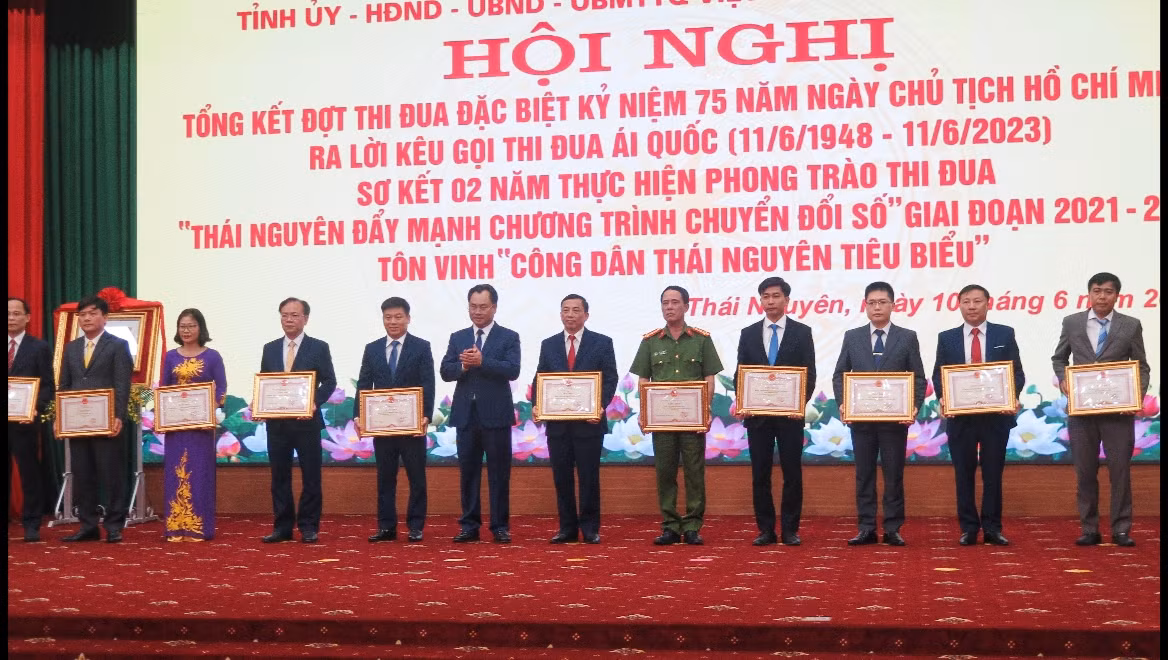 Lãnh đạo tỉnh Thái Nguyên tặng Bằng khen của Ủy ban nhân dân tỉnh cho các tập thể, cá nhân xuất sắc trong phong trào thi đua. Lãnh đạo tỉnh Thái Nguyên tặng Bằng khen của Ủy ban nhân dân tỉnh cho các tập thể, cá nhân xuất sắc trong phong trào thi đua.