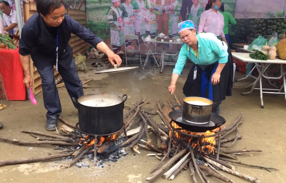 Thi nấu các món ăn truyền thống.
