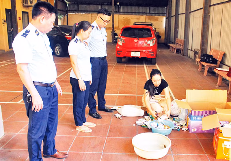 Lực lượng chức năng quyết định xử phạt số tiền 30 triệu đồng và buộc tiêu hủy toàn bộ hàng hóa vi phạm. (Ảnh CHUNG AN) Lực lượng chức năng quyết định xử phạt số tiền 30 triệu đồng và buộc tiêu hủy toàn bộ hàng hóa vi phạm. (Ảnh CHUNG AN)