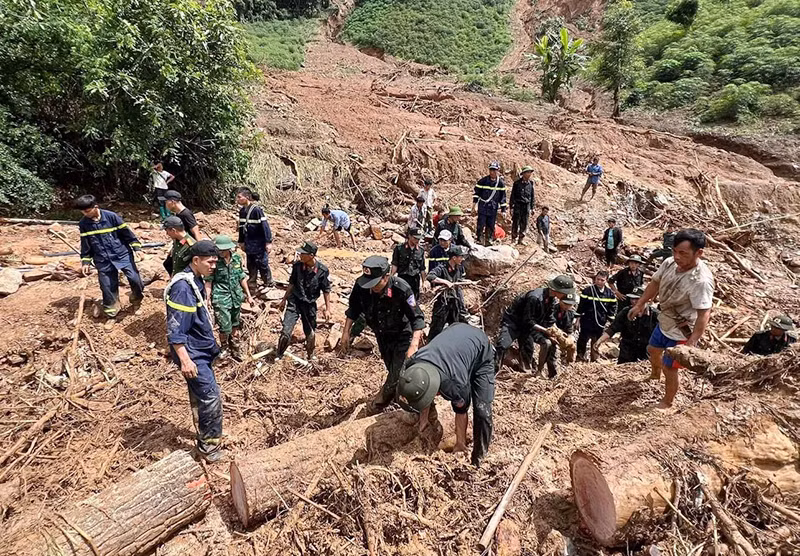 Lực lượng Công an tỉnh Điện Biên thực hiện tìm kiếm, cứu hộ, hỗ trợ người dân khắc phục hậu quả sau trận lũ quét vừa qua. Lực lượng Công an tỉnh Điện Biên thực hiện tìm kiếm, cứu hộ, hỗ trợ người dân khắc phục hậu quả sau trận lũ quét vừa qua.
