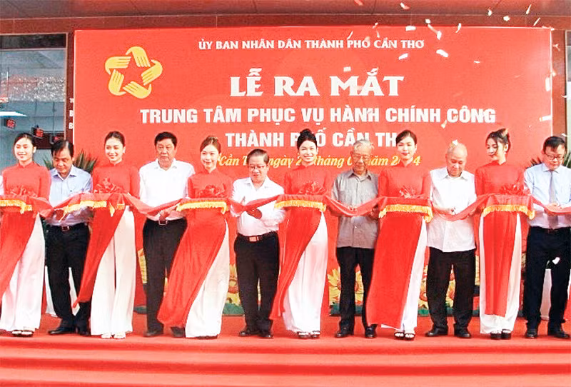 Nghi thức ra mắt Trung tâm phục vụ hành chính công thành phố Cần Thơ.