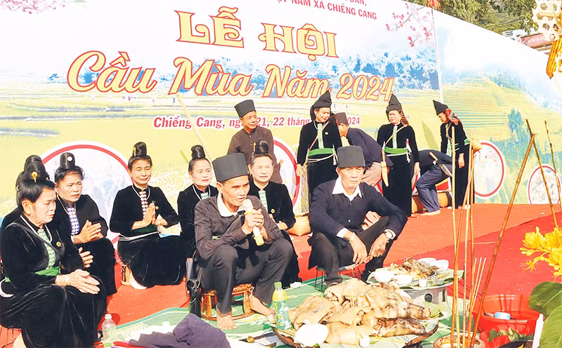 Nghi thức cúng Lễ hội cầu mùa được sân khấu hóa. Nghi thức cúng Lễ hội cầu mùa được sân khấu hóa.