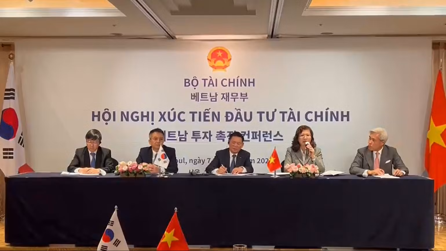 Chủ tịch Ủy ban Chứng khoán Nhà nước Vũ Thị Chân Phương chia sẻ thông tin tại hội nghị
