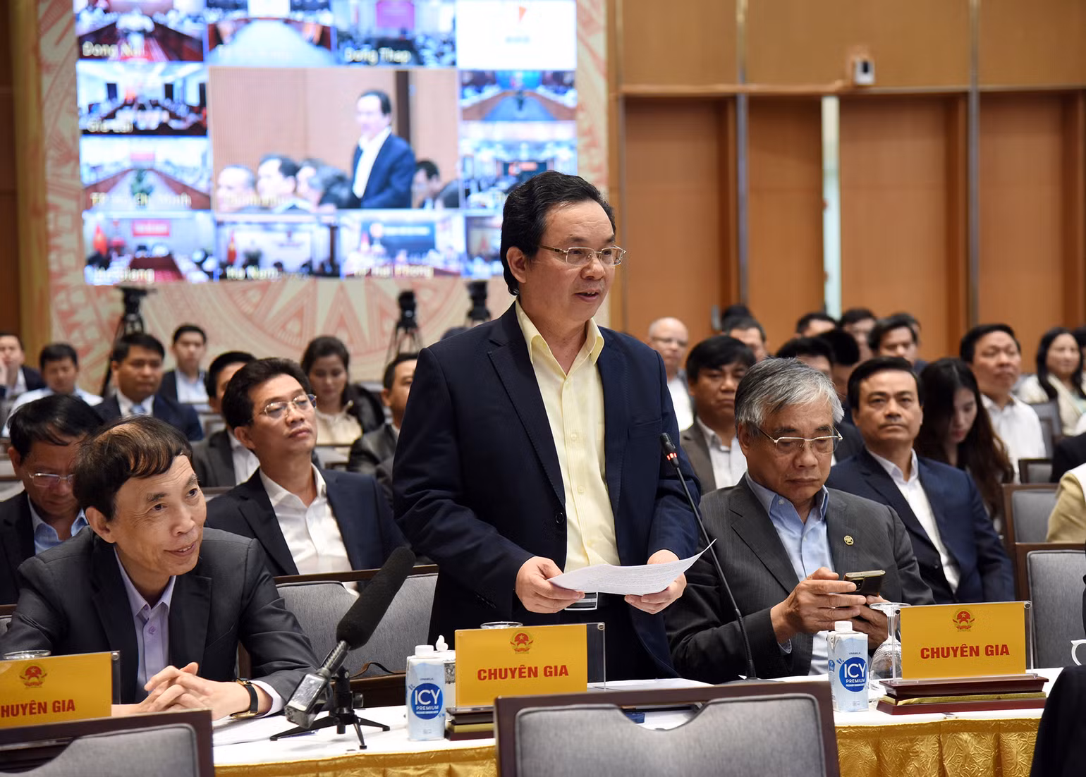 TS Hoàng Văn Cường - Phó Hiệu trưởng Trường ĐH Kinh tế Quốc dân phát biểu tại Hội nghị TS Hoàng Văn Cường - Phó Hiệu trưởng Trường ĐH Kinh tế Quốc dân phát biểu tại Hội nghị