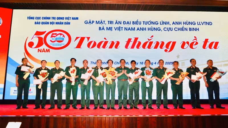 Tri ân các anh hùng, tướng lĩnh lực lượng vũ trang. (Ảnh: THẾ ANH) Tri ân các anh hùng, tướng lĩnh lực lượng vũ trang. (Ảnh: THẾ ANH)