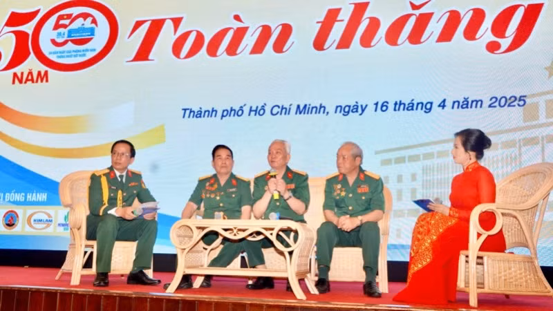 Kíp lái xe tăng 390 kể về thời khắc lịch sử tiến vào Dinh Độc Lập vào ngày 30/4/1975. (Ảnh THẾ ANH) Kíp lái xe tăng 390 kể về thời khắc lịch sử tiến vào Dinh Độc Lập vào ngày 30/4/1975. (Ảnh THẾ ANH)