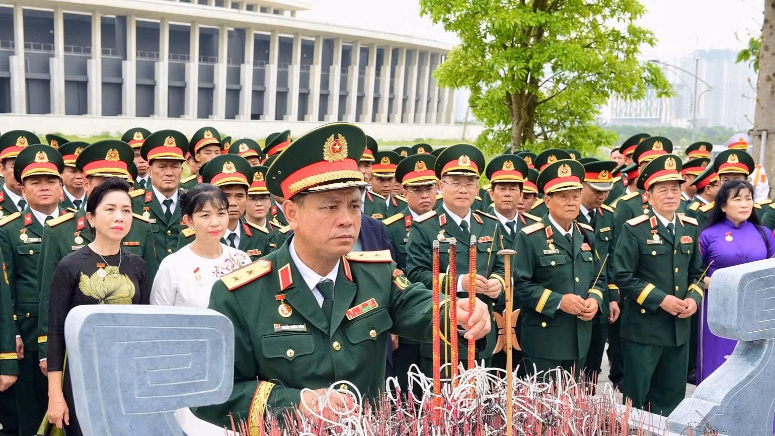 Trung tướng Nguyễn Trường Thắng, Tư lệnh Quân khu 7 dâng hương báo công với Bác.