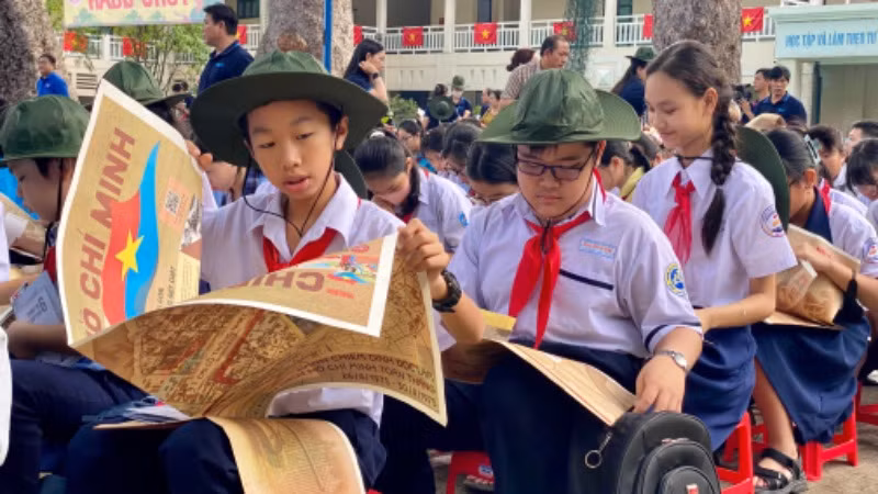 Thí sinh tìm hiểu phụ san của Báo Nhân Dân trước khi vào phần thi.