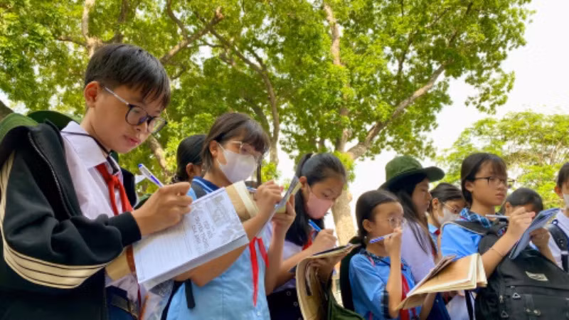Các em thí sinh tập trung làm bài thi tại giải Lê Quý Đôn trên ấn phẩm Khăn Quàng Đỏ lần thứ 26.