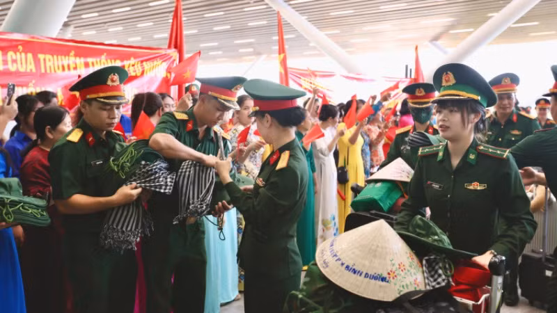Hành trang rời Thành phố Hồ Chí Minh luôn có đồ lưu niệm như khăn rằn, nón lá, mũ tai bèo...