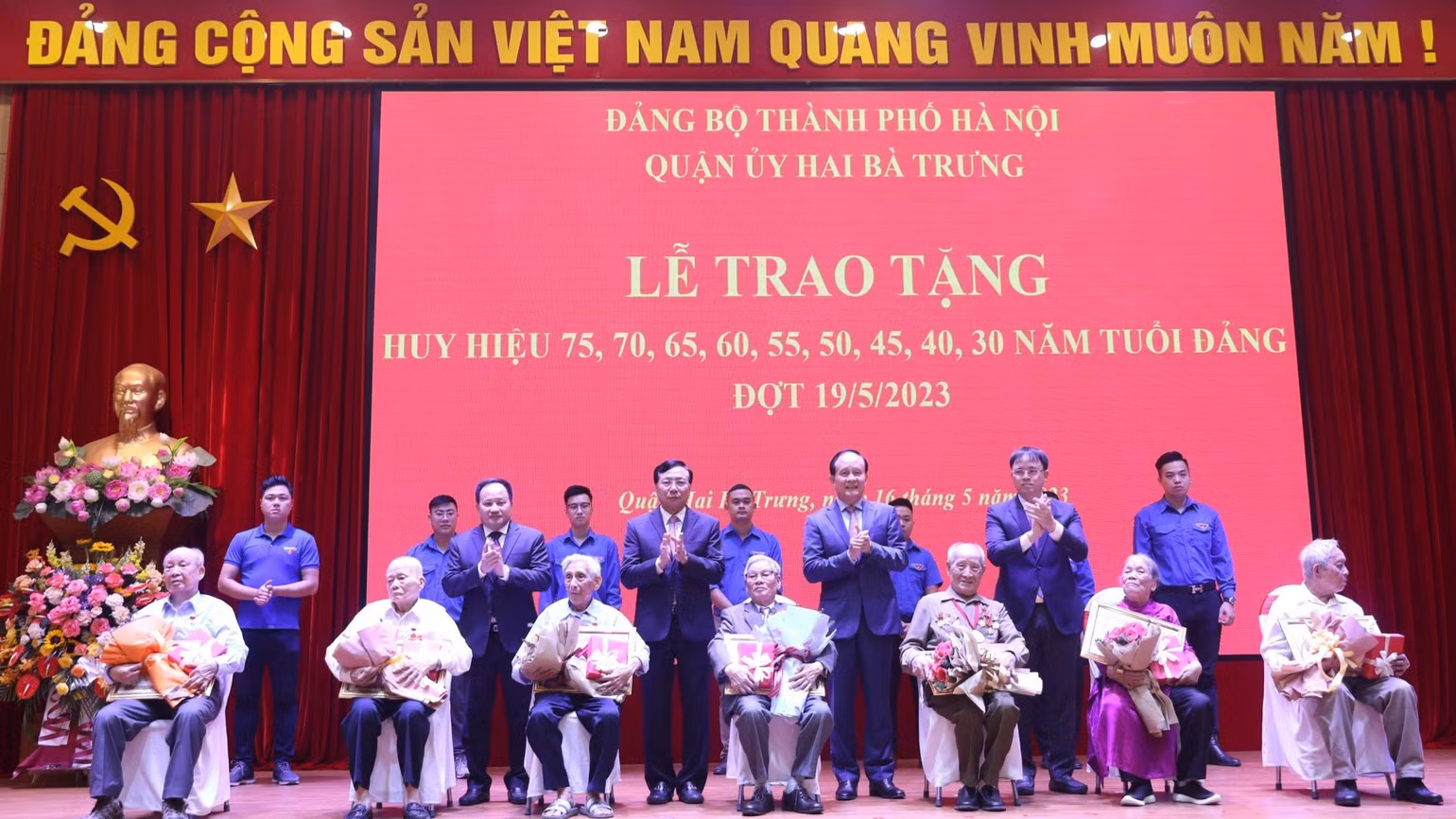 Các đồng chí lãnh đạo Thành ủy Hà Nội và Quận ủy Hai Bà Trưng trao tặng Huy hiệu Đảng cho các đảng viên.