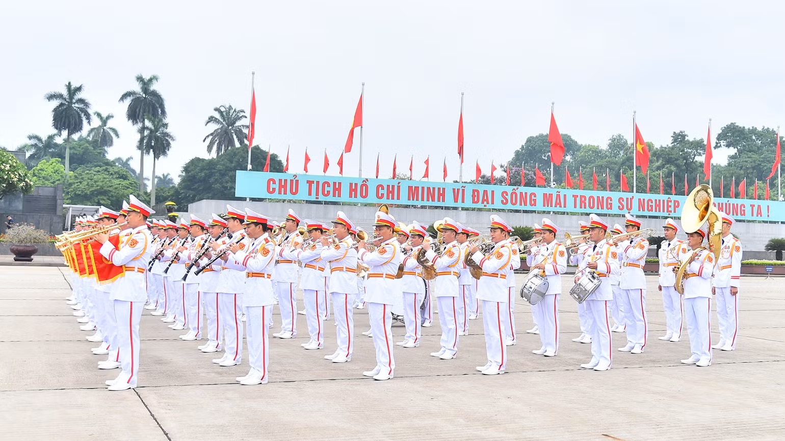 Đoàn Quân nhạc thực hiện nghi thức tại buổi lễ trên Quảng trường Ba Đình trước lễ khai mạc Kỳ họp thứ 7, Quốc hội khóa XV. Đoàn Quân nhạc thực hiện nghi thức tại buổi lễ trên Quảng trường Ba Đình trước lễ khai mạc Kỳ họp thứ 7, Quốc hội khóa XV.