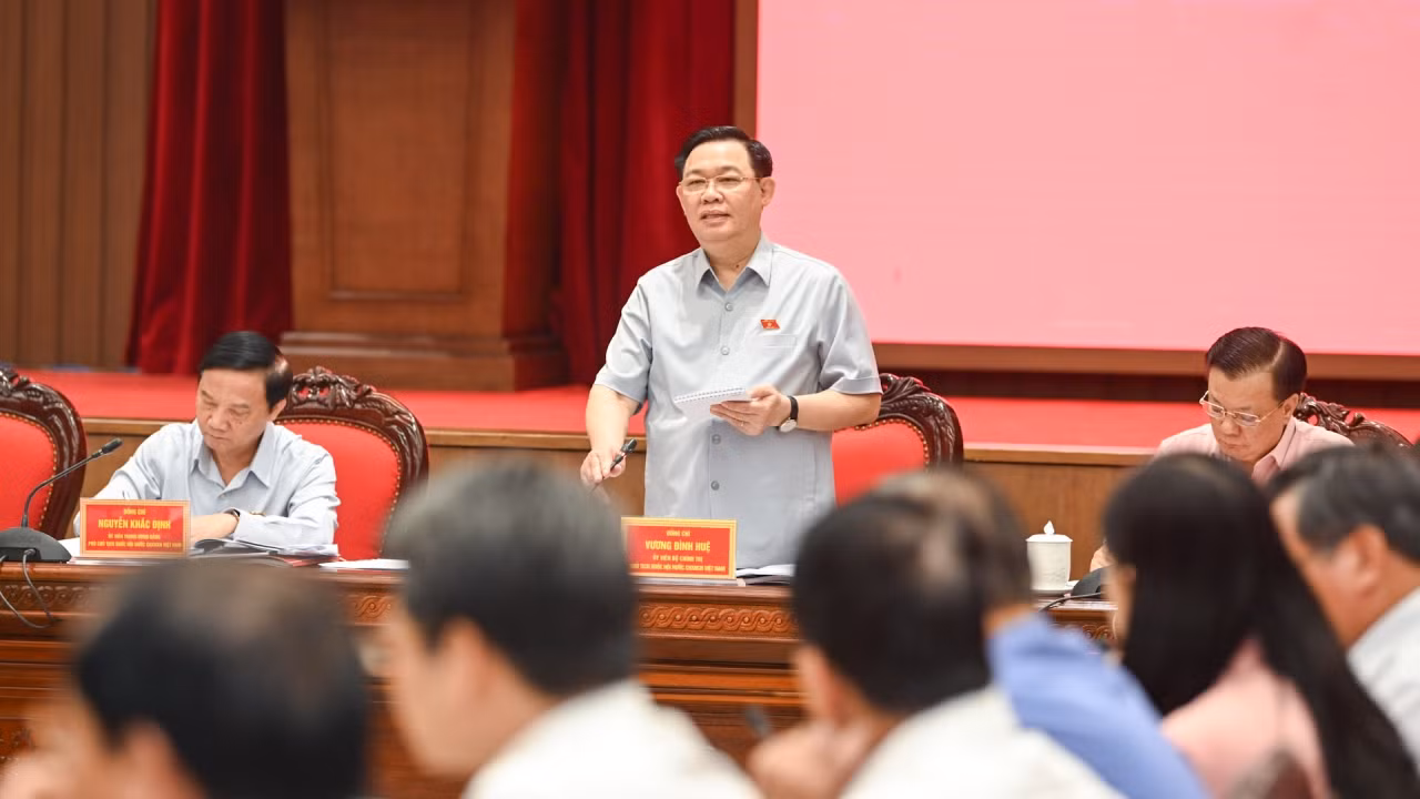 Chủ tịch Quốc hội Vương Đình Huệ phát biểu kết luận buổi làm việc. Chủ tịch Quốc hội Vương Đình Huệ phát biểu kết luận buổi làm việc.