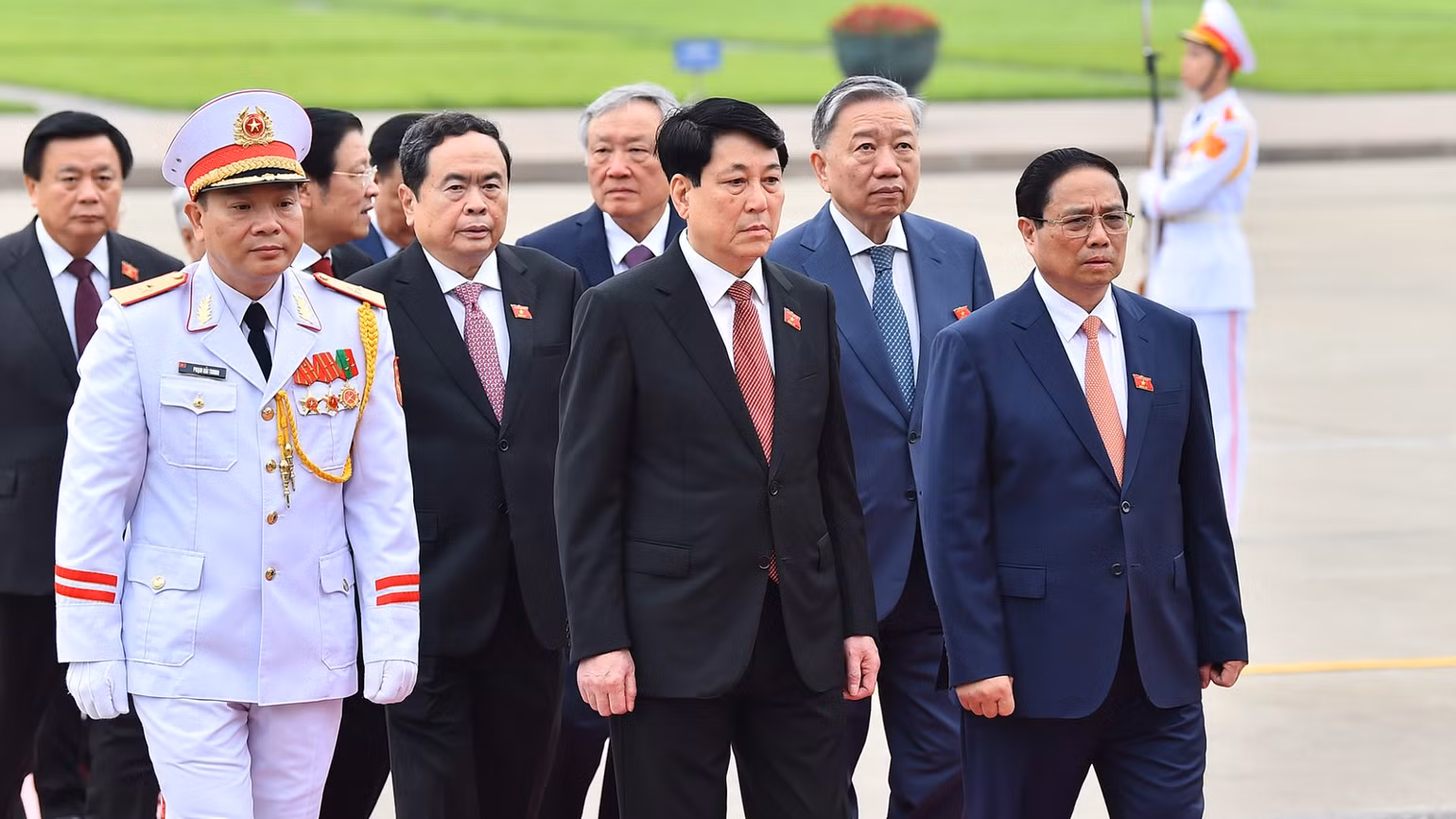 Thủ tướng Phạm Minh Chính và Thường trực Ban Bí thư, Chủ nhiệm Tổng cục Chính trị Quân đội nhân dân Việt Nam Lương Cường dẫn đầu Đoàn đại biểu vào Lăng viếng Chủ tịch Hồ Chí Minh. Thủ tướng Phạm Minh Chính và Thường trực Ban Bí thư, Chủ nhiệm Tổng cục Chính trị Quân đội nhân dân Việt Nam Lương Cường dẫn đầu Đoàn đại biểu vào Lăng viếng Chủ tịch Hồ Chí Minh.