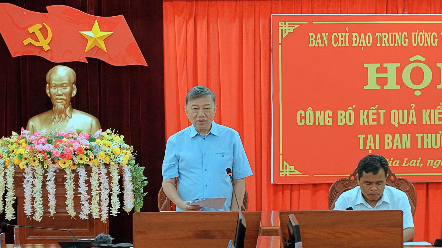 Đại tướng, Bộ trưởng Công an, Trưởng Đoàn Kiểm tra số 04 của Ban Chỉ đạo Trung ương về phòng, chống tham nhũng, tiêu cực phát biểu tại Hội nghị.