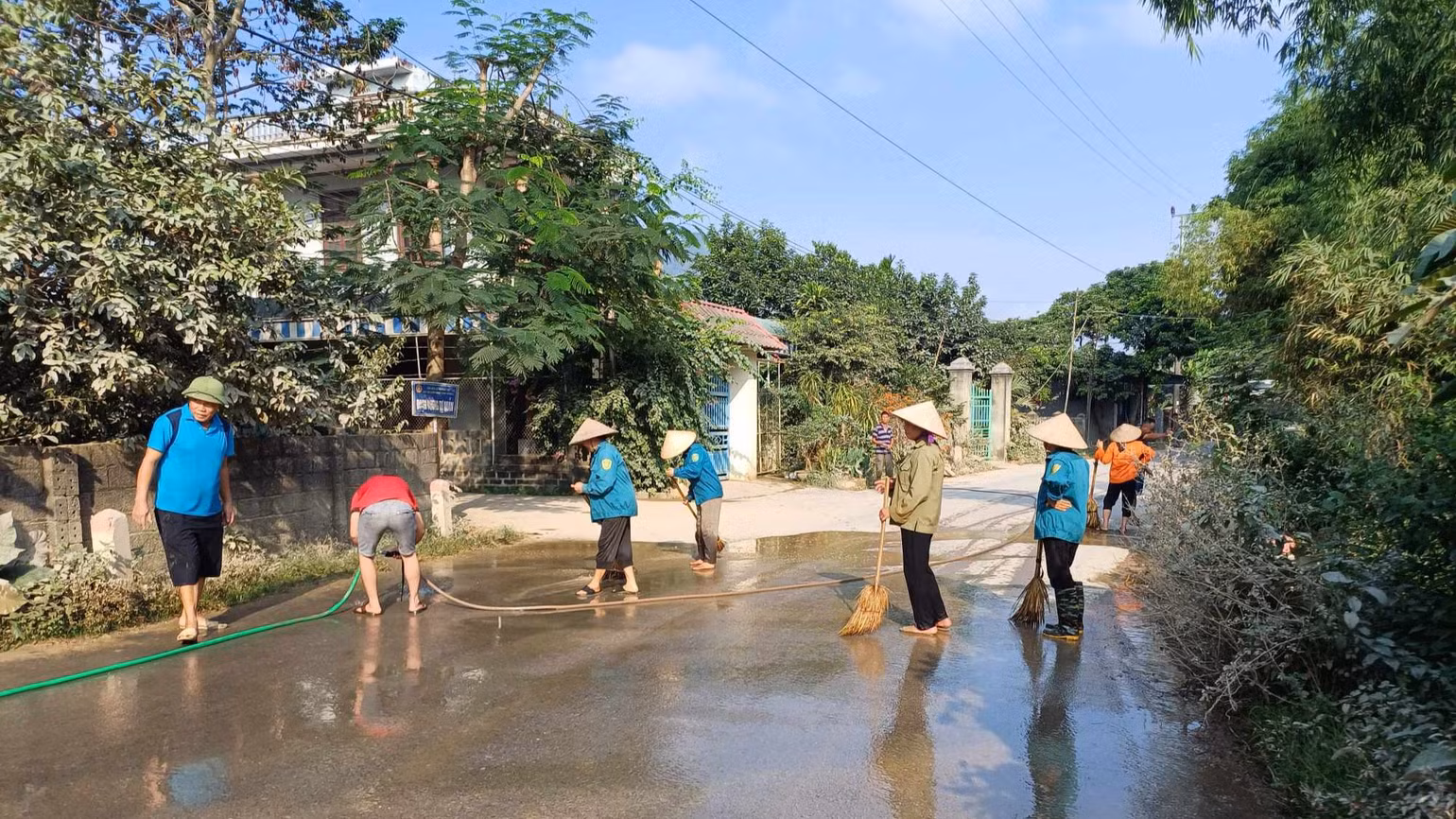 Người dân thôn Liên Hồng 1, xã Khoan Dụ phải bỏ tiền mua cả máy bơm để xịt đường chống bụi.