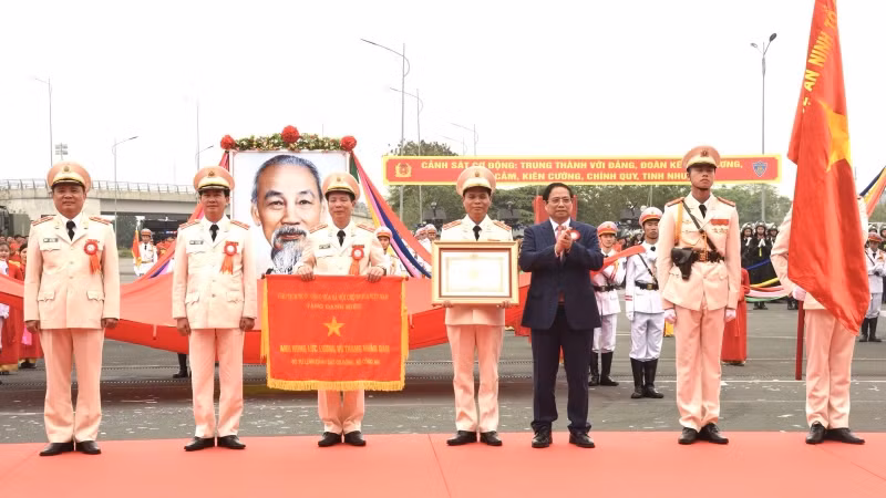 Thủ tướng Phạm Minh Chính trao Danh hiệu Anh hùng Lực lượng vũ trang nhân dân cho Bộ Tư lệnh lực lượng Cảnh sát cơ động. (Ảnh: Trần Hải) Thủ tướng Phạm Minh Chính trao Danh hiệu Anh hùng Lực lượng vũ trang nhân dân cho Bộ Tư lệnh lực lượng Cảnh sát cơ động. (Ảnh: Trần Hải)