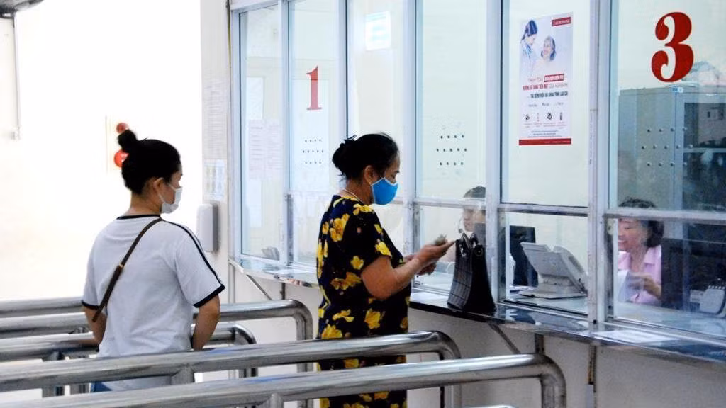 Thanh toán viện phí theo thẻ bảo hiểm y tế đã giảm gánh nặng chi phí cho nhiều gia đình học sinh ở vùng cao Lào Cai. Thanh toán viện phí theo thẻ bảo hiểm y tế đã giảm gánh nặng chi phí cho nhiều gia đình học sinh ở vùng cao Lào Cai.