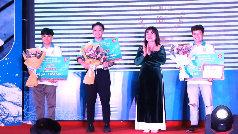 Phó Chủ tịch Ủy ban nhân dân tỉnh Đắk Lắk H’Yim Kdoh trao giải cho các thí sinh đoạt giải ở nội dung pha Pour V60. Phó Chủ tịch Ủy ban nhân dân tỉnh Đắk Lắk H’Yim Kdoh trao giải cho các thí sinh đoạt giải ở nội dung pha Pour V60.