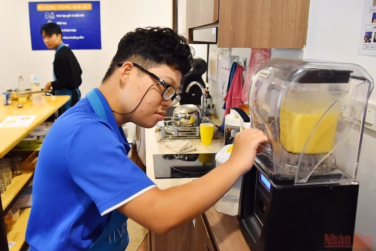 Hiểu được vấn đề này, Imago Work đề ra một chương trình đào tạo tập trung, gồm phát triển thể chất, cảm xúc, kỹ năng xã hội và dạy nghề. Hiểu được vấn đề này, Imago Work đề ra một chương trình đào tạo tập trung, gồm phát triển thể chất, cảm xúc, kỹ năng xã hội và dạy nghề.