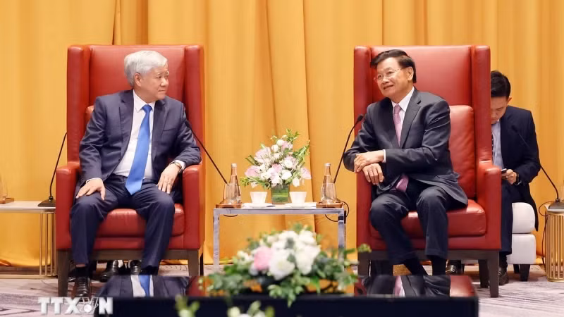 Tổng Bí thư, Chủ tịch nước Lào Thongloun Sisoulith tiếp đồng chí Đỗ Văn Chiến, Ủy viên Bộ Chính trị, Bí thư Trung ương Đảng, Chủ tịch Ủy ban Trung ương Mặt trận Tổ quốc Việt Nam. (Ảnh: Phạm Kiên/TTXVN) Tổng Bí thư, Chủ tịch nước Lào Thongloun Sisoulith tiếp đồng chí Đỗ Văn Chiến, Ủy viên Bộ Chính trị, Bí thư Trung ương Đảng, Chủ tịch Ủy ban Trung ương Mặt trận Tổ quốc Việt Nam. (Ảnh: Phạm Kiên/TTXVN)