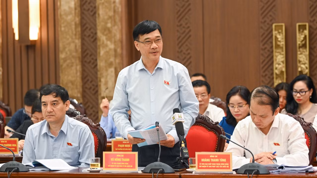 Chủ nhiệm Ủy ban Kinh tế Vũ Hồng Thanh phát biểu tại buổi làm việc. Chủ nhiệm Ủy ban Kinh tế Vũ Hồng Thanh phát biểu tại buổi làm việc.