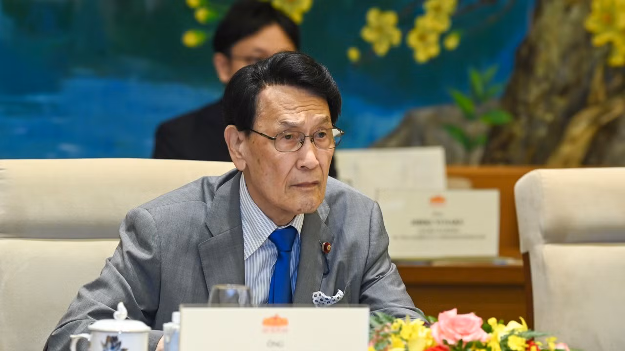 Trưởng ban Nghiên cứu chính sách Đảng LDP Tokai Kisaburo phát biểu tại buổi tiếp.