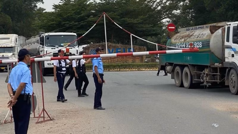 Lực lượng bảo vệ của FIDC ngăn chặn các đơn vị bên ngoài không được vào khu công nghiệp để xử lý môi trường.