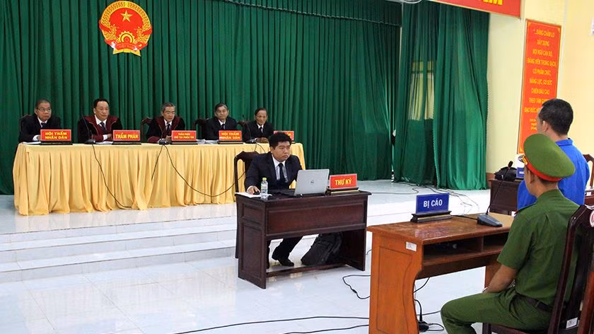 Hội đồng xét xử vụ án Huỳnh Văn Chơn can tội giết người.