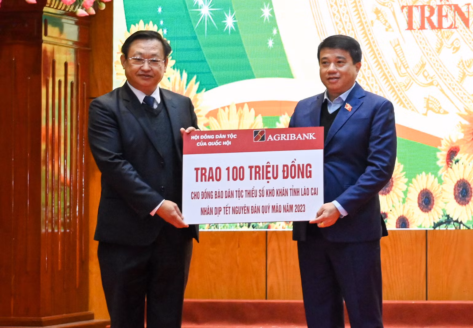 Chủ tịch Hội đồng Dân tộc Y Thanh Hà Nie Kđăm trao quà Tết do Ngân hàng Agribank tài trợ cho đồng bào dân tộc thiểu số khó khăn tỉnh Lào Cai. (Ảnh: Duy Linh)