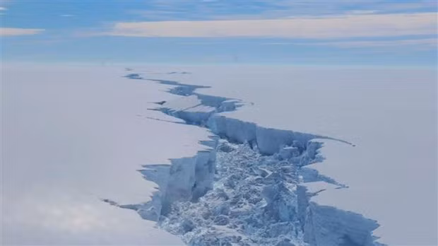 Vết nứt tại thềm băng Larsen C ở Nam Cực, tháng 2/2017. (Ảnh: AFP/TTXVN)