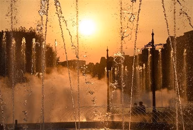 Hoàng hôn ở Bucharest (Romania) khi nhiệt độ lên tới ngưỡng 38 độ C, ngày 17/8/2021. (Ảnh: AFP/TTXVN)