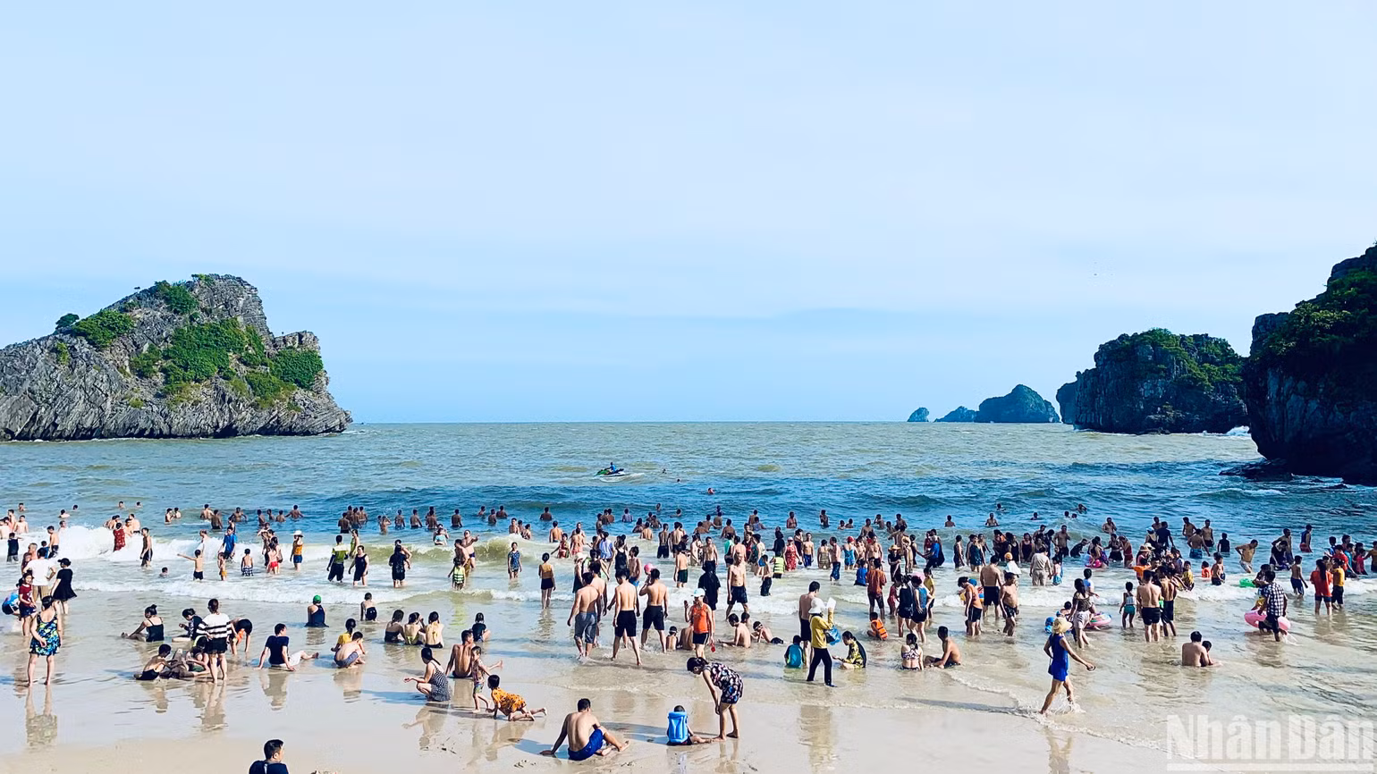 Các bãi tắm của Cát Bà luôn hấp dẫn du khách trong mùa hè. Các bãi tắm của Cát Bà luôn hấp dẫn du khách trong mùa hè.