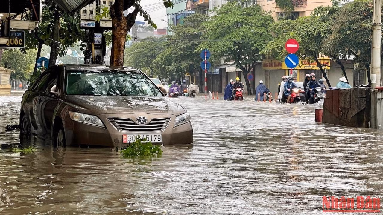 Tại khu vực chân cầu Đò Quan trên đường Trần Hưng Đạo, xe ô-tô đỗ trên vỉa hè vẫn bị ngập quá nửa bánh xe. Tại khu vực chân cầu Đò Quan trên đường Trần Hưng Đạo, xe ô-tô đỗ trên vỉa hè vẫn bị ngập quá nửa bánh xe.
