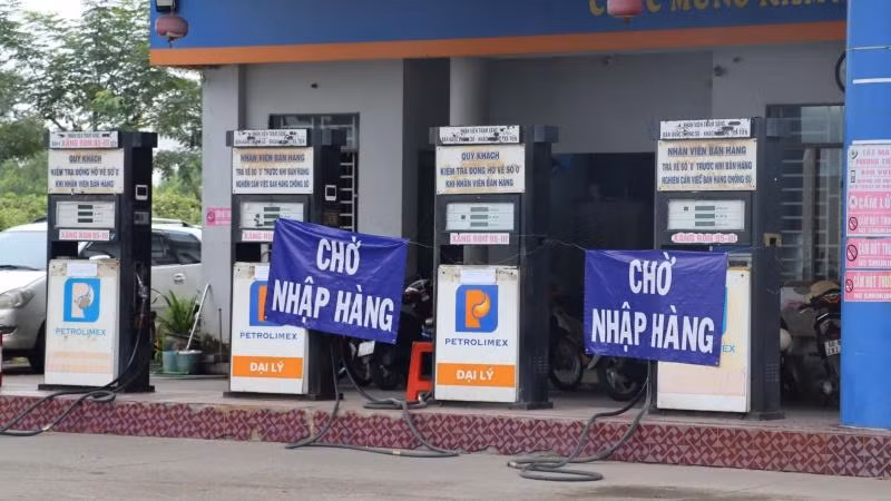 Cây xăng trên đường Võ Thị Sáu, thành phố Biên Hòa thông báo chờ nhập hàng. Cây xăng trên đường Võ Thị Sáu, thành phố Biên Hòa thông báo chờ nhập hàng.