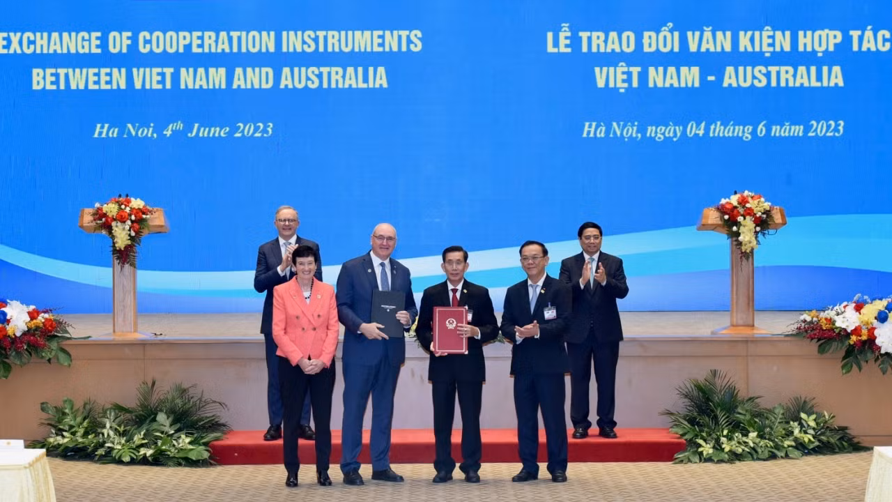 Lễ trao Bản ghi nhớ giữa Đại học Tây Sydney (UWS) và Đại học Kinh tế Thành phố Hồ Chí Minh (UEH) về cấp 70 học bổng cho sinh viên Việt Nam và khu vực để học tại cơ sở của UWS tại Việt Nam.