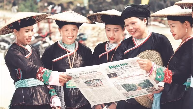 Đồng bào dân tộc thiểu số tìm hiểu thông tin trên Báo Dân tộc và Phát triển.
