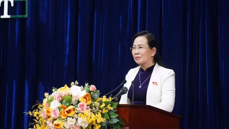 Đồng chí Bí thư tỉnh ủy, Chủ tịch Hội đồng nhân dân tỉnh Hà Nam phát biểu bế mạc Kỳ họp.